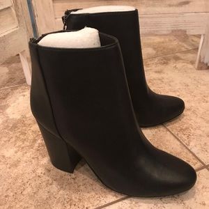 NWOT STEVE MADDEN BLACK BOOTIES 7.5